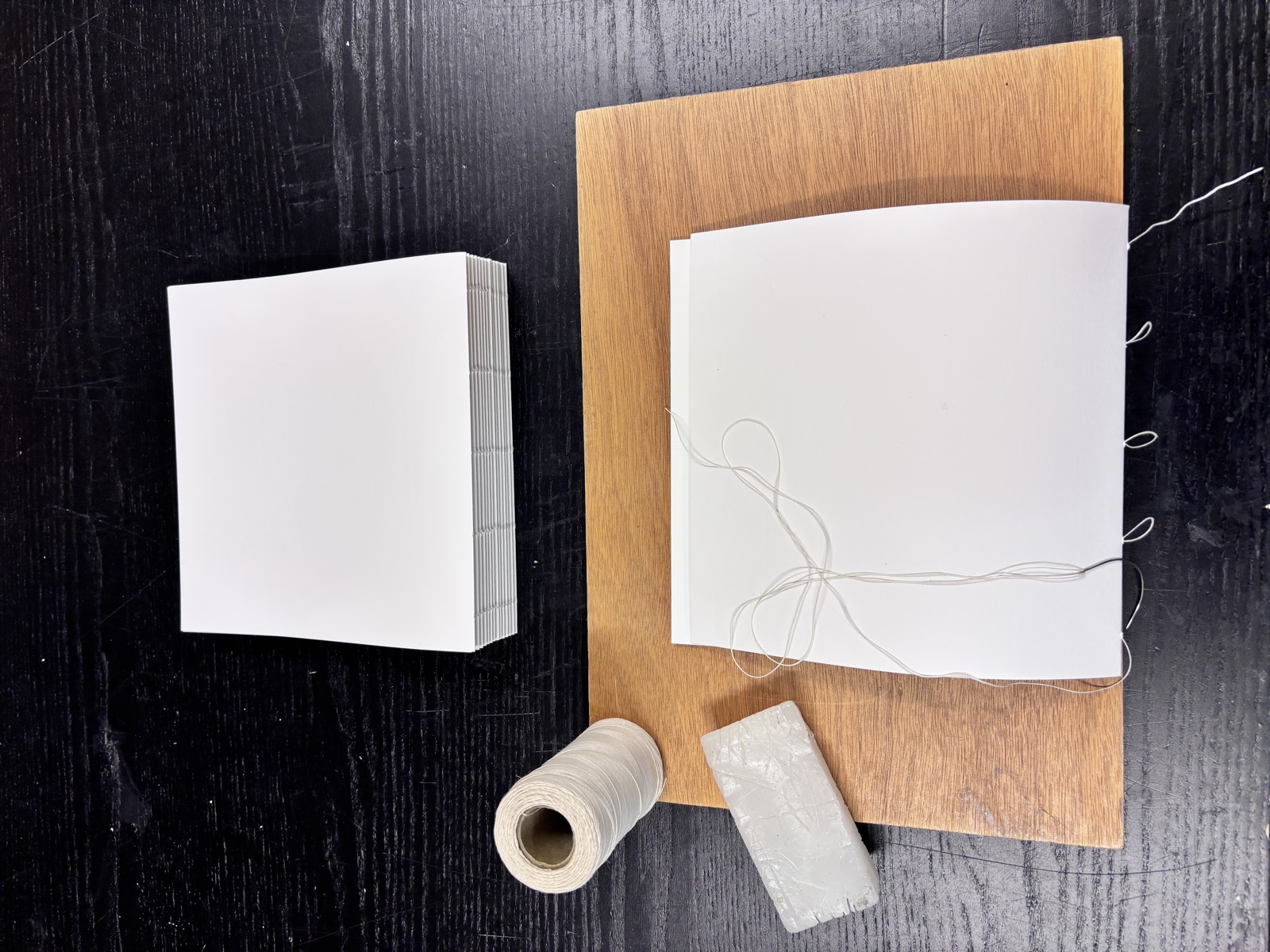 Couture sur cousoir – technique de reliure traditionnelle