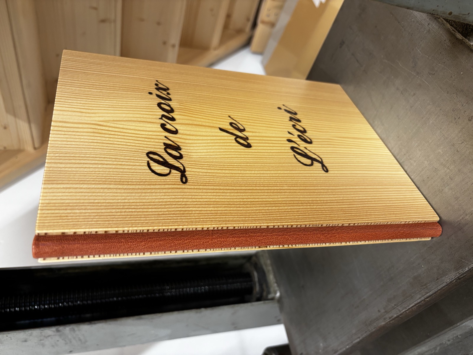 Carnets sur mesure REF:BIND – cuir et toile – Page à Page