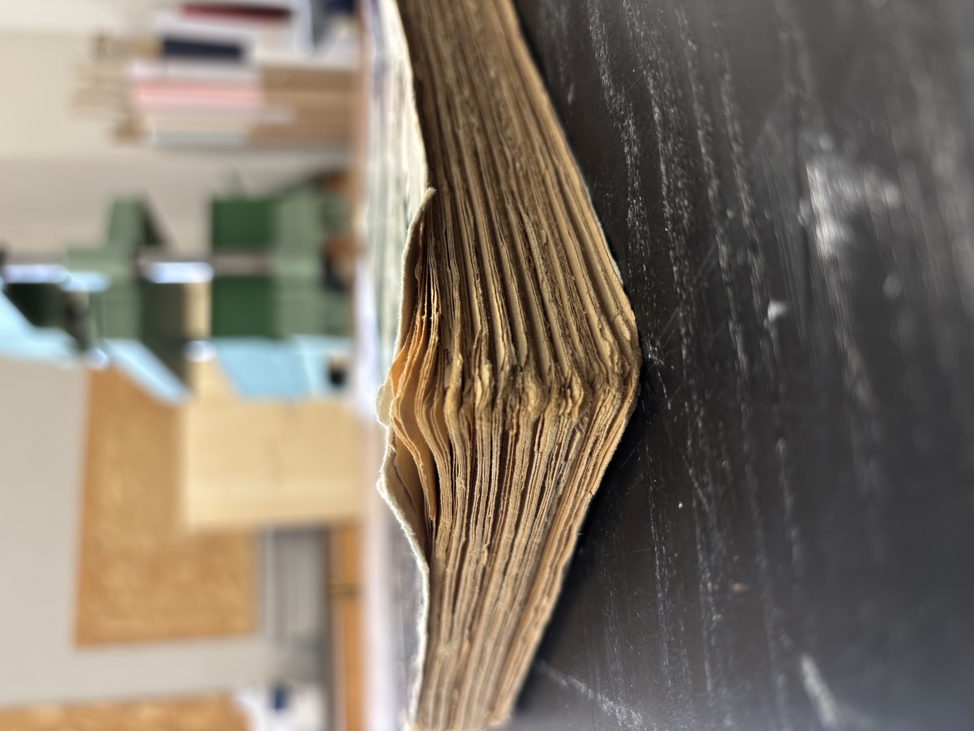 Restauration d'un livre ancien – geste délicat de relieuse